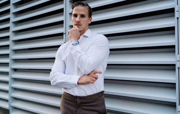 Nachdenkliche Junge Männliche Unternehmer Lässiger Kleidung Mit Verschränkten Armen Stehen — Stockfoto