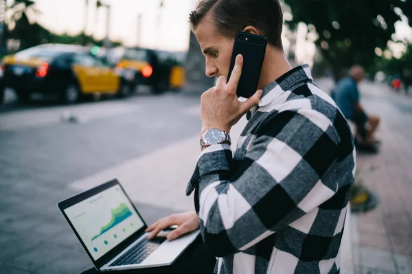 Vážné Kavkazské Mužské Digitální Nomád Mluví Mobilním Telefonu Zatímco Pracuje — Stock fotografie