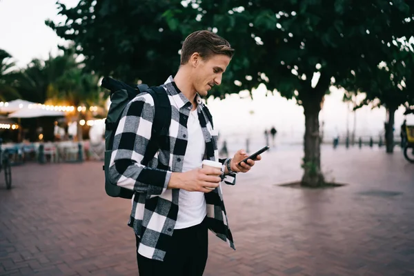 Giovane Turista Caucasico Uomo Con Zaino Lettura Messaggio Reddito Smartphone — Foto Stock