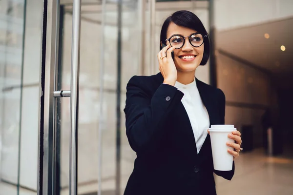 Contenuto Donna Affari Moderna Abbigliamento Formale Occhiali Vista Con Tazza — Foto Stock