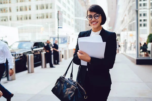 Trabajadora Oficina Positiva Gafas Ropa Formal Con Bolso Cuero Caminando — Foto de Stock