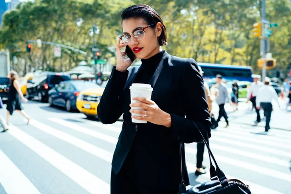 Mujer Seria Exitosa Traje Elegante Anteojos Con Lápiz Labial Rojo — Foto de Stock