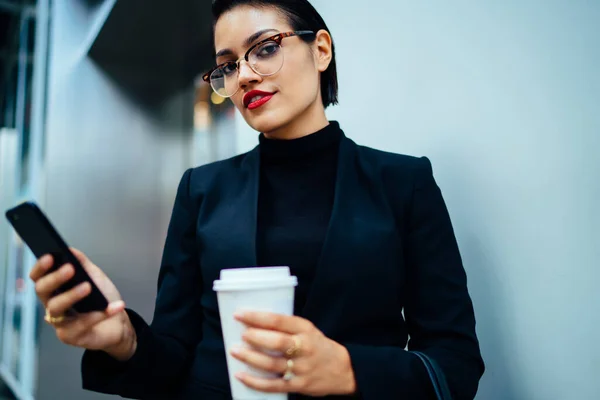 Erntehelferin Eleganten Outfit Mit Smartphone Während Sie New York City — Stockfoto