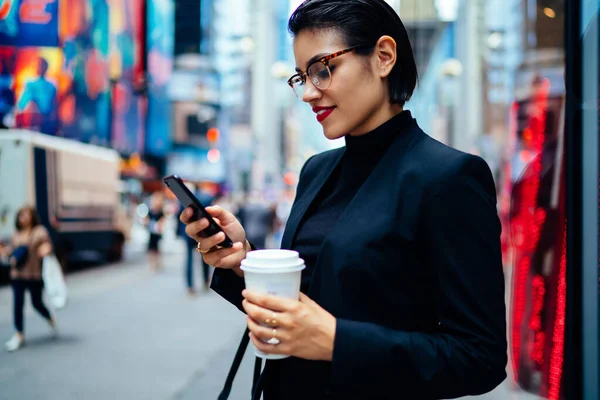 Side Crop Kilátás Női Vállalkozó Fekete Öltöny Szemüveg Szörfözés Mobiltelefon — Stock Fotó