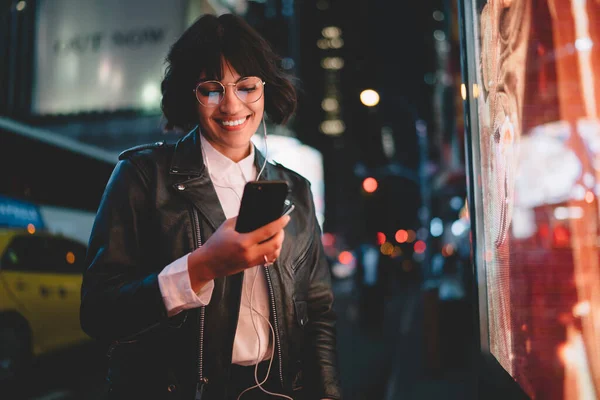 Chica Hipster Morena Alegre Gafas Elegantes Auriculares Modernos Escuchando Eligiendo — Foto de Stock