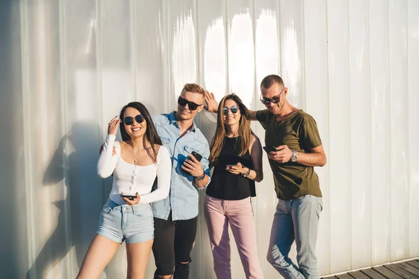 Halblanges Porträt Trendig Gekleideter Hipster Mit Sonnenbrille Und Handy Gadgets — Stockfoto