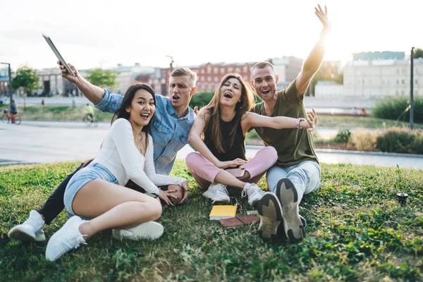 Gruppe Lächelnder Junger Leute Lässiger Kleidung Sitzt Mit Notizbüchern Auf — Stockfoto