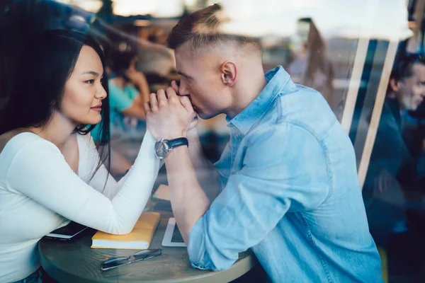 Attraverso Finestra Vista Laterale Romantica Coppia Diversificata Abiti Casual Seduti — Foto Stock