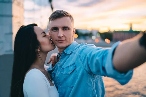 Etnisch Meisje Zoenen Jongen Die Selfie Terwijl Samen Wandelen Brug — Stockfoto