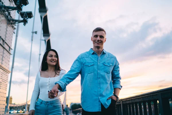 Bajo Ángulo Joven Optimista Pareja Multiétnica Caminando Juntos Tomados Mano —  Fotos de Stock