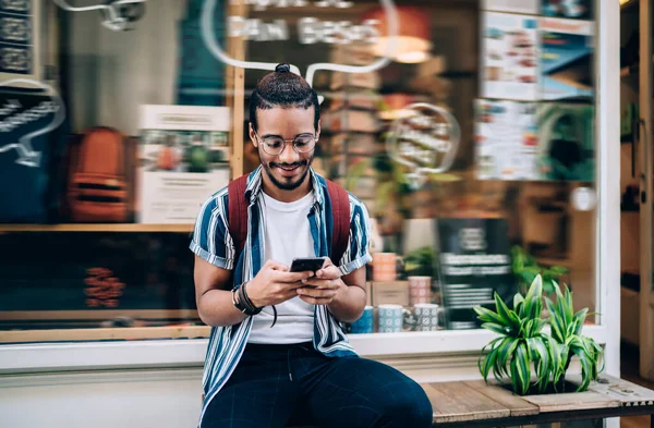 Sonriente Hombre Piel Oscura Millennial Comprobando Los Mensajes Ingresos Teléfono — Foto de Stock