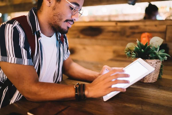 Pensativo Bloguero Masculino Piel Oscura Gafas Para Corrección Visión Sosteniendo — Foto de Stock