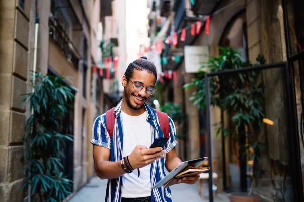 Hombre Joven Feliz Ropa Moda Con Tableta Comprobar Los Mensajes — Foto de Stock