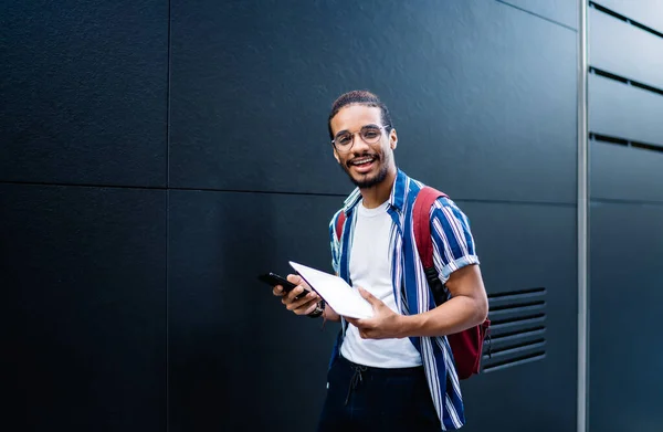 Alegre Estudiante Masculino Moda Con Atuendo Casual Anteojos Caminando Por — Foto de Stock