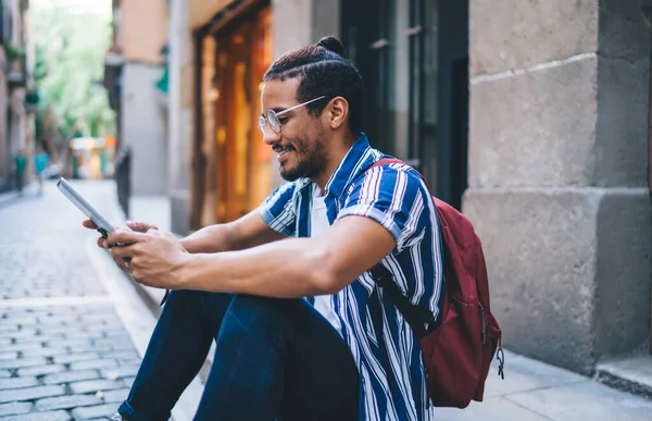 Sidovy Positiv Etnisk Man Casual Wear Och Glasögon Med Ryggsäck — Stockfoto