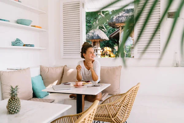 Mujer Encantada Ropa Casual Sonriendo Mirando Hacia Otro Lado Mientras — Foto de Stock