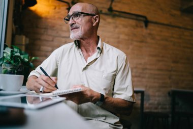 Düşünceli erkek şair boş zamanlarında kağıt ders kitabı kullanarak göz düzeltme organizasyonu sağlamak için optik gözlük takan düşünceli bir yazar yaratmayı düşünüyor.