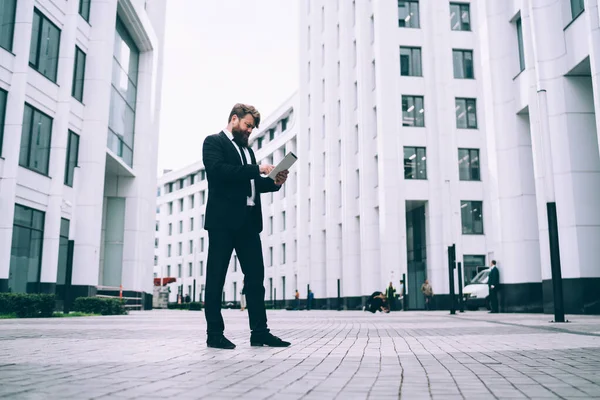 Sidovy Fyllig Skäggig Manlig Entreprenör Smart Kostym Surfa Internet Surfplatta — Stockfoto