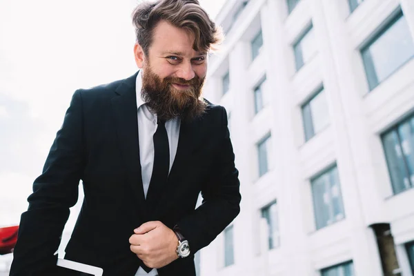 Jovem Funcionário Feliz Terno Formal Com Barba Relógio Pulso Carregando — Fotografia de Stock