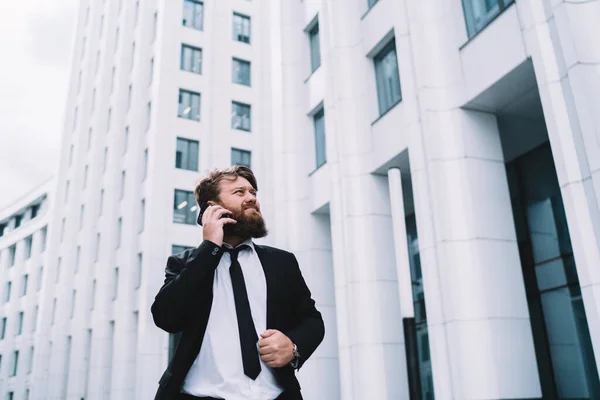 Giovane Dipendente Maschile Pensieroso Abiti Formali Con Barba Parlare Telefono — Foto Stock