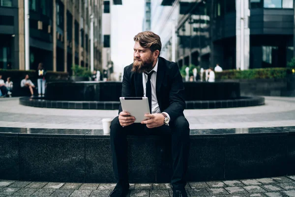 Empresario Barbudo Serio Desgaste Formal Corbata Sentado Borde Piedra Mirando — Foto de Stock