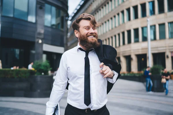 Empresario Masculino Positivo Vistiendo Ropa Formal Sonriendo Mirando Hacia Otro — Foto de Stock