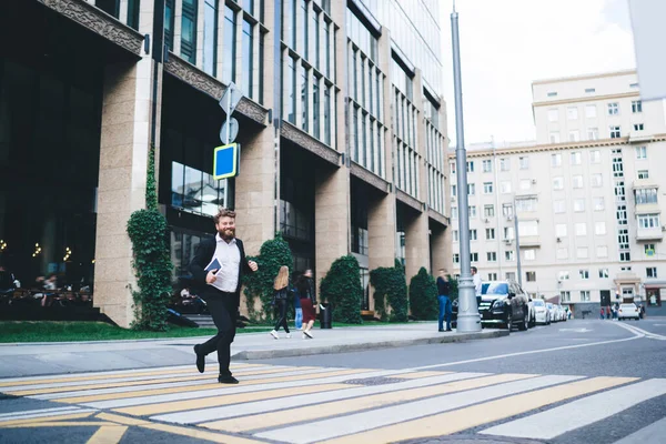 Full Kropp Manlig Entreprenör Med Tablett Bär Formell Kostym Kör — Stockfoto