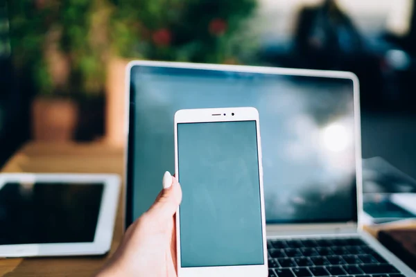 Crop Anonimo Freelance Femminile Seduto Tavolo Legno Con Computer Portatile — Foto Stock