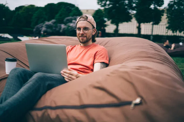 Fröhlich Nachdenklicher Trendiger Mann Mit Schirmmütze Chillt Großer Bohnensäcke Während — Stockfoto