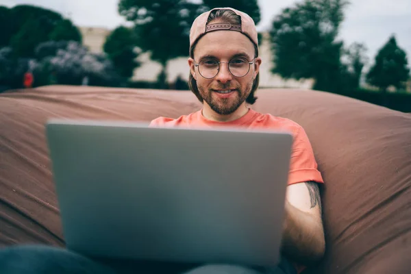 Creativo Allegro Maschio Abile Berretto Lavoro Sul Computer Portatile Mentre — Foto Stock