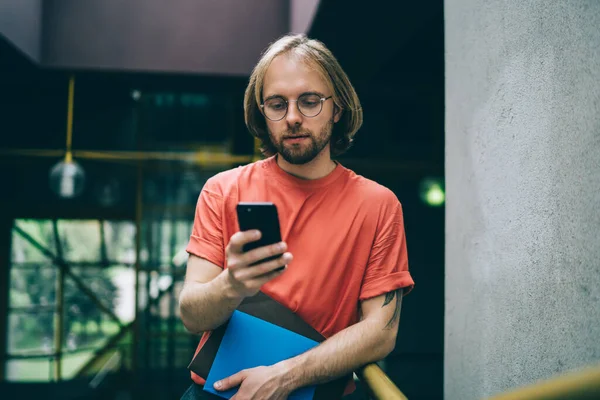 Pria Muda Berjanggut Terkonsentrasi Dengan Rambut Panjang Dalam Tes Shirt — Stok Foto