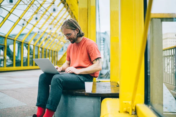 Zufriedener Junger Mann Freizeitkleidung Und Brille Nimmt Tasse Kaffee Und — Stockfoto