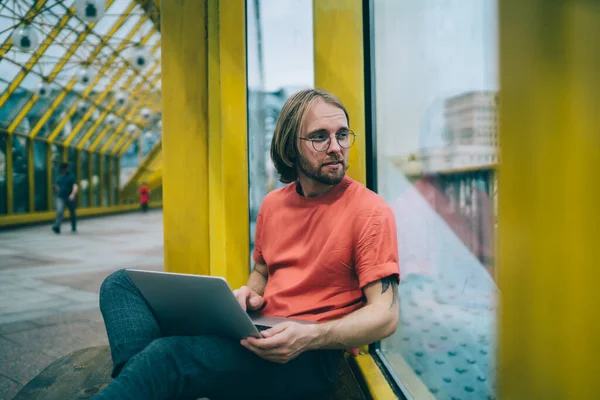 Allvarlig Man Casual Wear Och Runda Glasögon Med Hjälp Laptop — Stockfoto