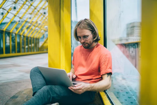 Konzentrierter Mann Freizeitkleidung Und Brille Mit Laptop Zur Erstellung Von — Stockfoto