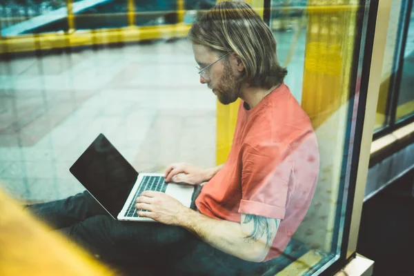 Vista Attraverso Vetro Grave Lavoratore Remoto Abiti Casual Che Lavorano — Foto Stock