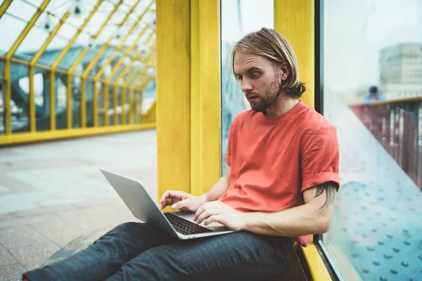 Sorprendido Freelancer Reflexivo Ropa Casual Trabajando Puesta Marcha Utilizando Ordenador —  Fotos de Stock