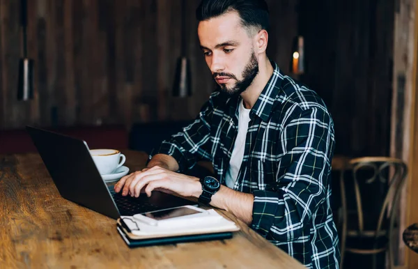 Kaukasiska Mjukvaruutvecklare Med Hjälp Netbook Teknik För Webbprogrammering Uppdateringssystem Databas — Stockfoto