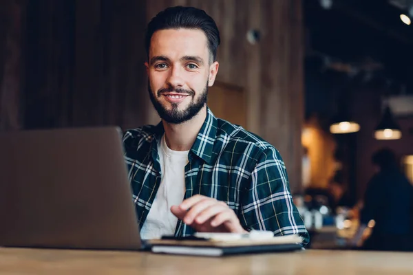 Porträtt Glad Vit Man Ler Mot Kameran Medan Gör Webbprojekt — Stockfoto