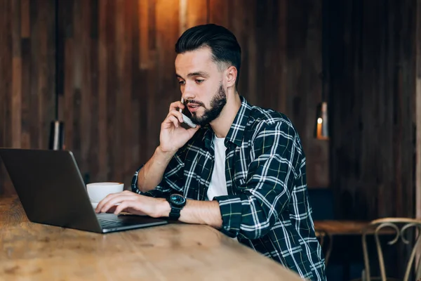 Caucaisan Man Slimme Casual Kleding Maken Consultancy Cel Gesprek Tijdens — Stockfoto