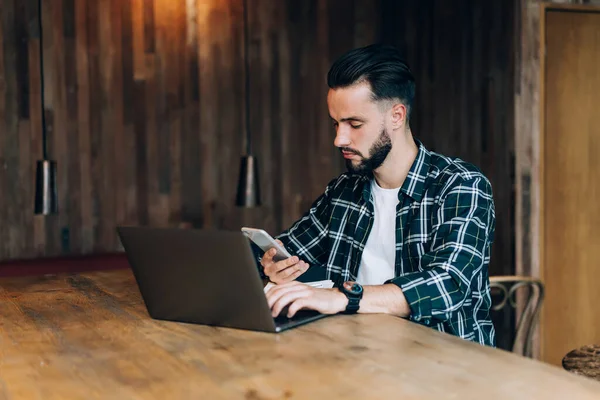 Millennial Blogger Shirt Met Behulp Van Bluetooth Verbinding Moderne Smartphone — Stockfoto