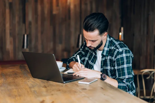 Üniversite sınavlarına hazırlanan zeki erkek öğrenci, ortak çalışma alanında öğrenim görürken, yetenekli Kafkasyalı metin yazarı bilgisayarla çalışırken kendi başına not alıyor.