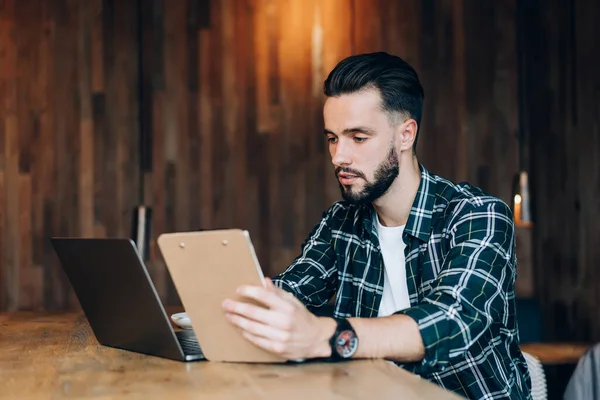 Studente Sesso Maschile Millenario Camicia Casual Intelligente Guardando Video Webinar — Foto Stock