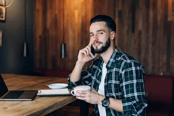 Portret Van Kaukasische Mannelijke Student Met Cappuccino Cup Hand Met — Stockfoto