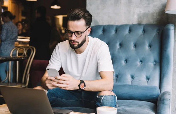Millennial Blogger Spectacles Using Bluetooth Connection Smartphone Laptop Technologies Sharing — Stock Photo, Image