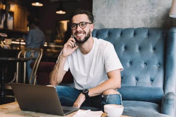 Funny Male Programmer Optical Spectacles Smiling Positive Cellphone Conversation Discussing — Stock Photo, Image