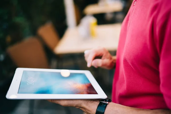 Hombre Recortado Usando Tableta Digital Con Internet Inalámbrico Para Mensajería —  Fotos de Stock