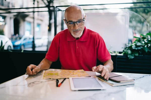 Man Pensioen Genieten Van Vrije Tijd Straat Cafe Voor Het — Stockfoto