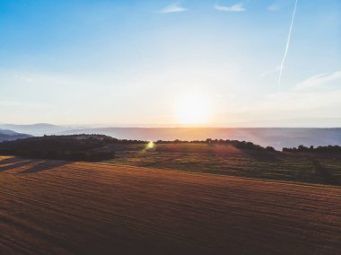 Fransa 'nın sonsuz dramatik lavanta tarlaları üzerinde yükselen parlak güneşin görkemli drone görüntüsü Provence bölgesinde sabahın erken saatlerinde