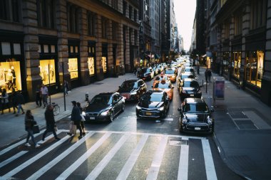 New York 'ta lüks dükkanları olan işlek caddede yaya geçidinden ve trafik sıkışıklığından...