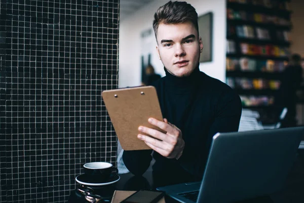 Junge Männliche Arbeiter Tragen Lässige Kleidung Und Verwenden Netbook Und — Stockfoto